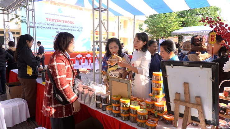 Thanh Oai: Phụ nữ Thủ đô đồng hành cùng hàng Việt Nam chất lượng cao- Ảnh 3. Thanh Oai: Phụ nữ Thủ đô đồng hành cùng hàng Việt Nam chất lượng cao- Ảnh 3.