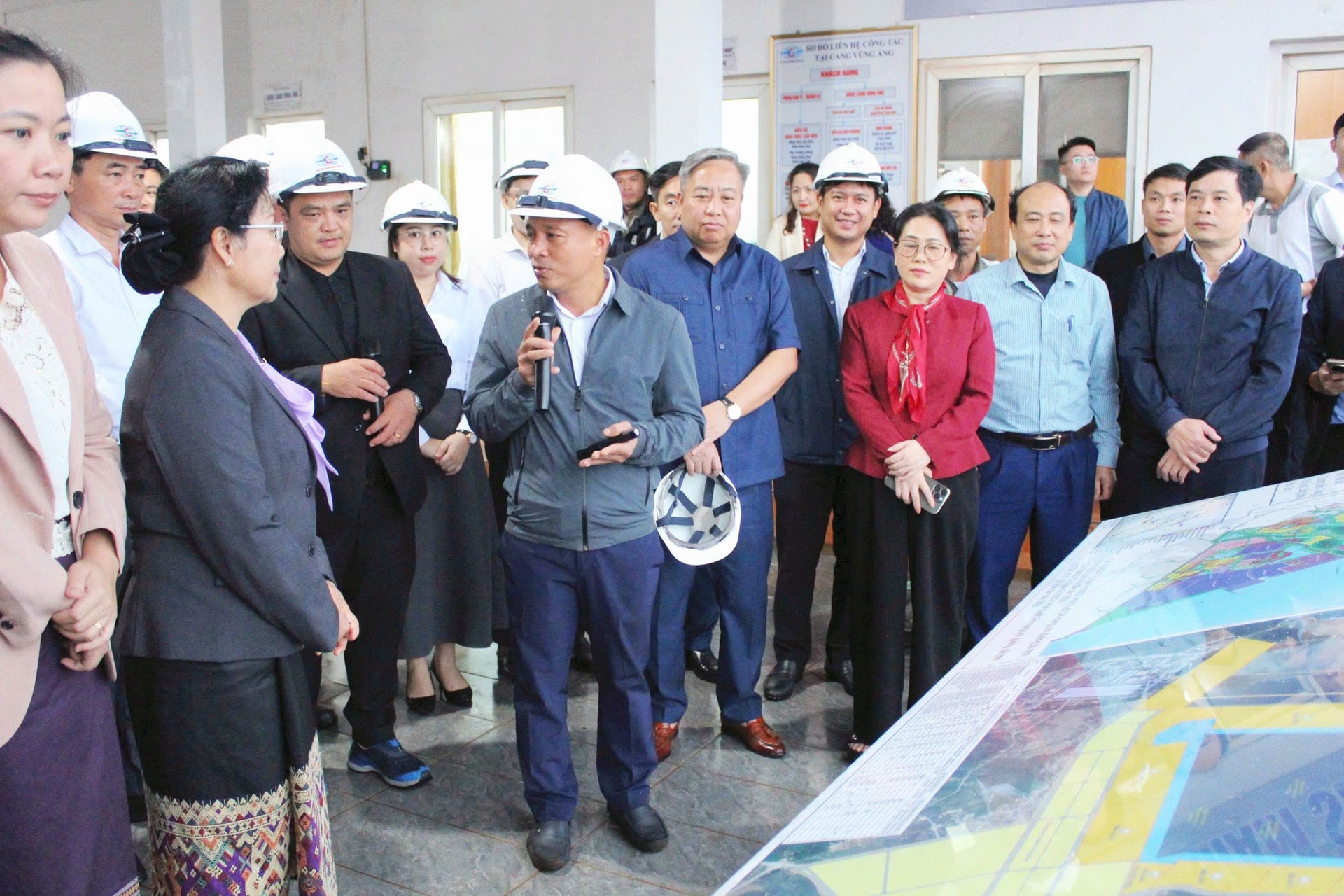 Thăm Khu kinh tế thu hút đầu tư hơn 19 tỷ USD của Việt Nam, lãnh đạo Lào ấn tượng vì điều gì?- Ảnh 1.