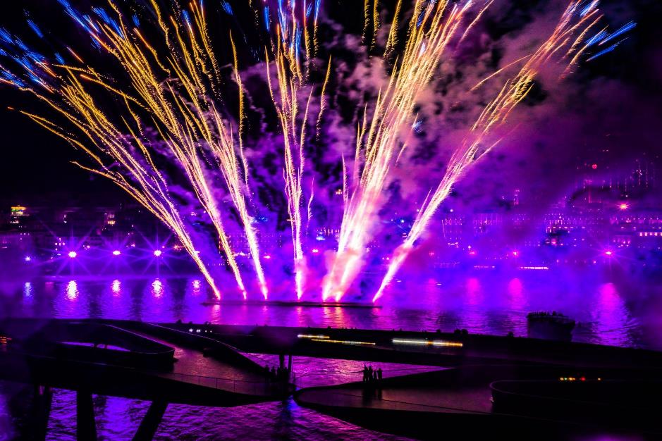 Du khách ngỡ ngàng: Phú Quốc là hòn đảo duy nhất thế giới có hai màn pháo hoa mỗi tối- Ảnh 3. Du khách ngỡ ngàng: Phú Quốc là hòn đảo duy nhất thế giới có hai màn pháo hoa mỗi tối- Ảnh 3.