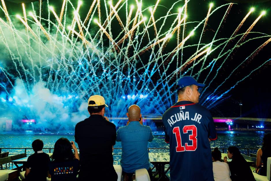 Du khách ngỡ ngàng: Phú Quốc là hòn đảo duy nhất thế giới có hai màn pháo hoa mỗi tối- Ảnh 4. Du khách ngỡ ngàng: Phú Quốc là hòn đảo duy nhất thế giới có hai màn pháo hoa mỗi tối- Ảnh 4.