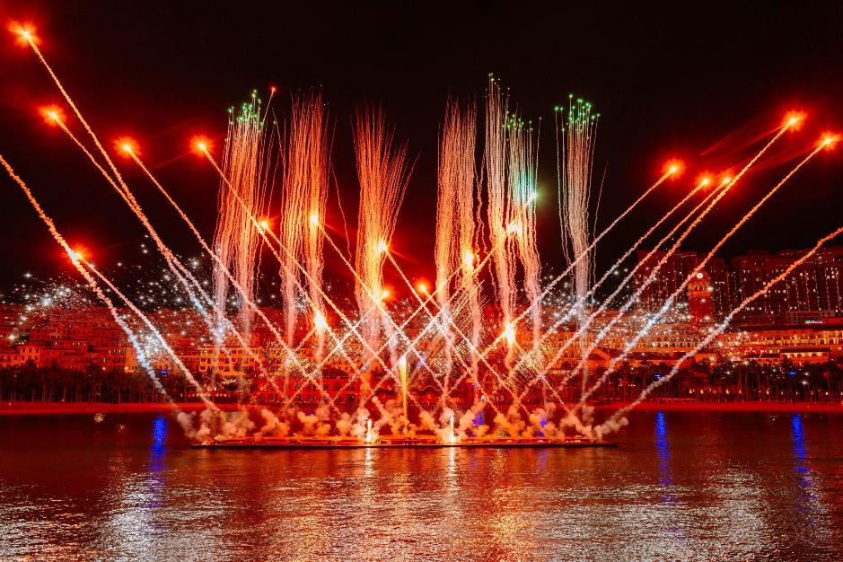 Du khách ngỡ ngàng: Phú Quốc là hòn đảo duy nhất thế giới có hai màn pháo hoa mỗi tối- Ảnh 5. Du khách ngỡ ngàng: Phú Quốc là hòn đảo duy nhất thế giới có hai màn pháo hoa mỗi tối- Ảnh 5.