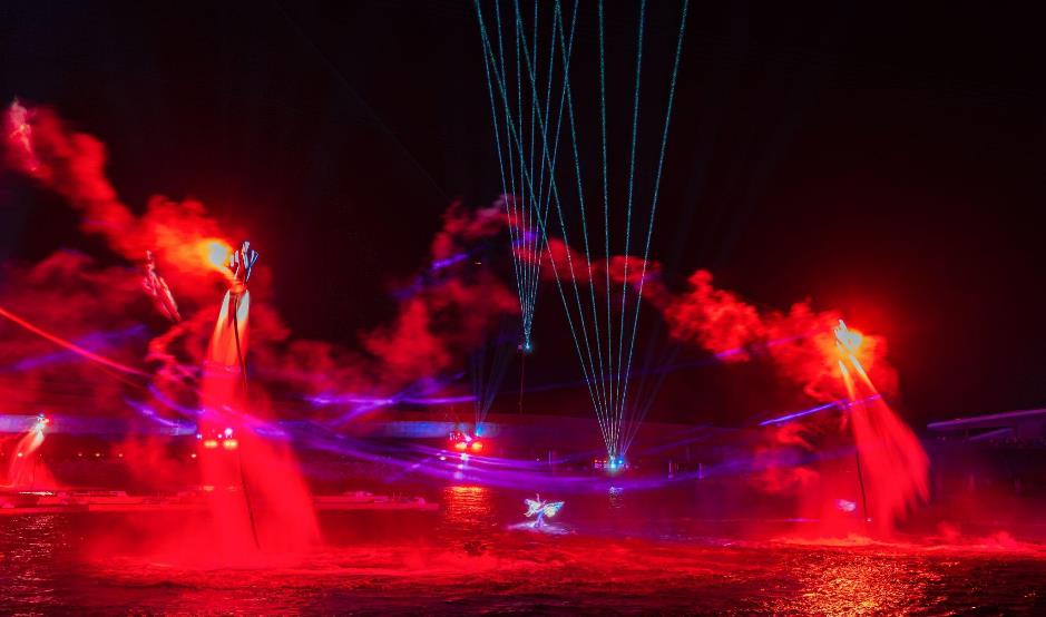 Du khách ngỡ ngàng: Phú Quốc là hòn đảo duy nhất thế giới có hai màn pháo hoa mỗi tối- Ảnh 8. Du khách ngỡ ngàng: Phú Quốc là hòn đảo duy nhất thế giới có hai màn pháo hoa mỗi tối- Ảnh 8.