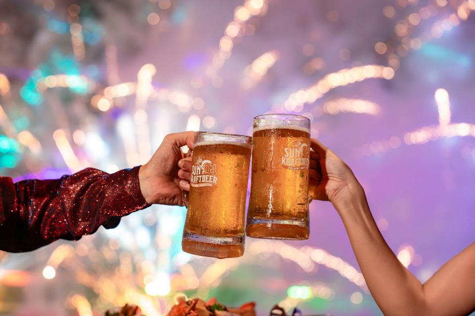 Du khách ngỡ ngàng: Phú Quốc là hòn đảo duy nhất thế giới có hai màn pháo hoa mỗi tối- Ảnh 9. Du khách ngỡ ngàng: Phú Quốc là hòn đảo duy nhất thế giới có hai màn pháo hoa mỗi tối- Ảnh 9.