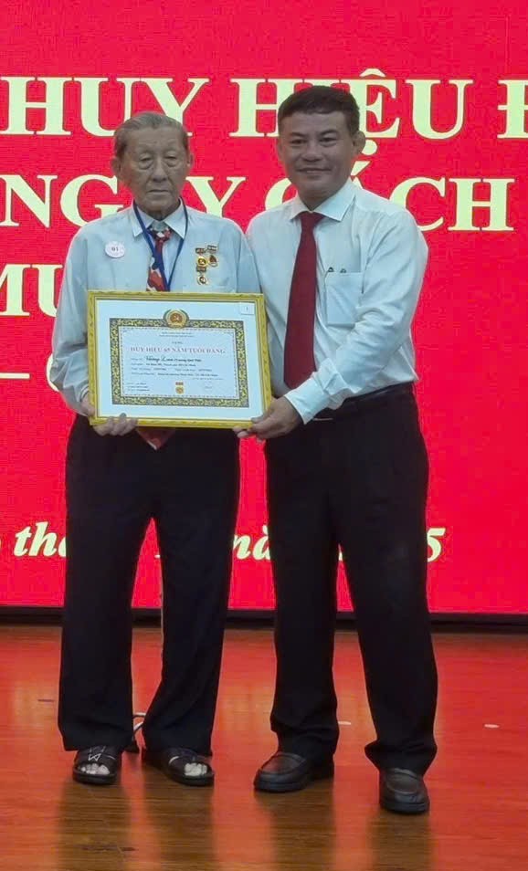 TP.HCM: Tặng, truy tặng Huy hiệu Đảng cho 3.088 đảng viên- Ảnh 1. TP.HCM: Tặng, truy tặng Huy hiệu Đảng cho 3.088 đảng viên- Ảnh 1.