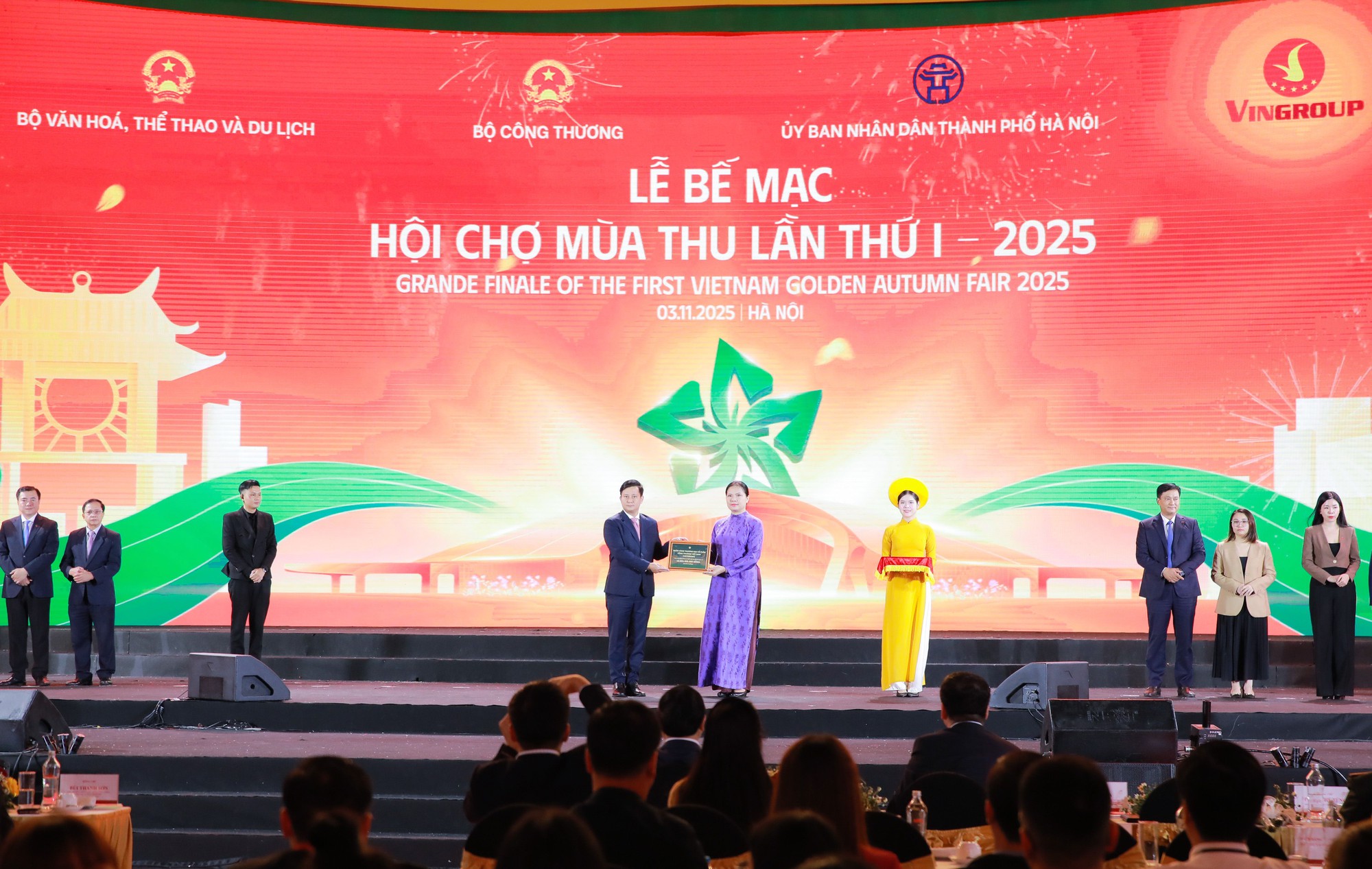 VietinBank ủng hộ 10 tỷ đồng hỗ trợ đồng bào bị thiệt hại do bão lũ- Ảnh 1. IMG_256