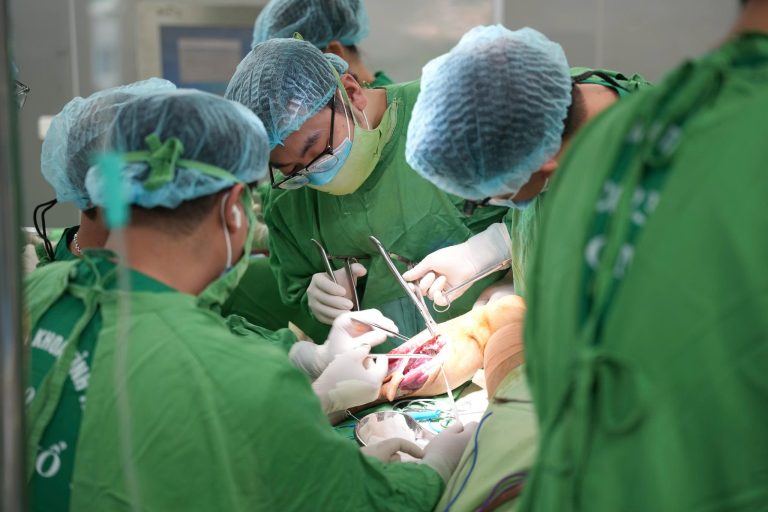 Bệnh viện Đa khoa Thái Bình: Vi phẫu thành công “biến” xương chân thành xương hàm- Ảnh 5.