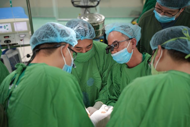 Bệnh viện Đa khoa Thái Bình: Vi phẫu thành công “biến” xương chân thành xương hàm- Ảnh 4.