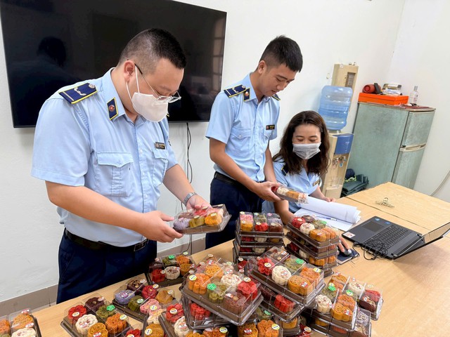 Hà Nội: Triển khai cao điểm chống buôn lậu, gian lận thương mại và hàng giả dịp Tết- Ảnh 1. Hà Nội: Triển khai cao điểm chống buôn lậu, gian lận thương mại và hàng giả dịp Tết- Ảnh 1.