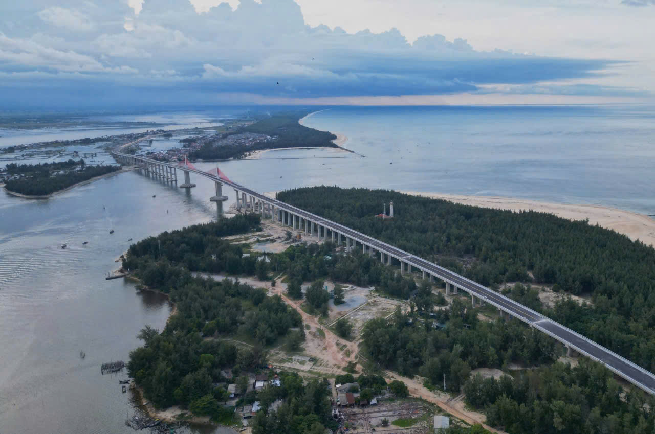 Chính thức: Hoàn thành công trình cấp đặc biệt - cầu vượt cửa biển nghìn tỷ dài nhất miền Trung- Ảnh 2. Chính thức: Hoàn thành công trình cấp đặc biệt - cầu vượt cửa biển nghìn tỷ dài nhất miền Trung- Ảnh 2.