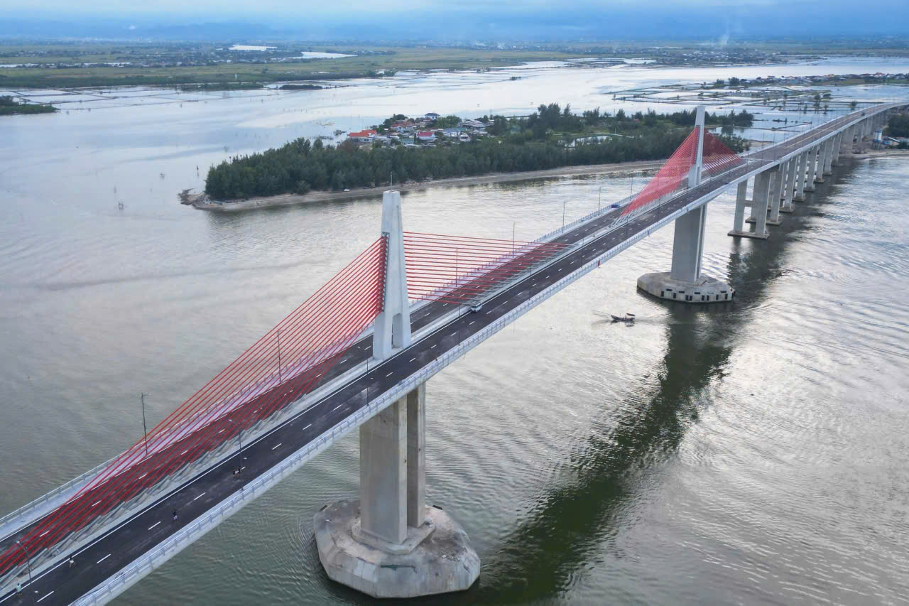 Chính thức: Hoàn thành công trình cấp đặc biệt - cầu vượt cửa biển nghìn tỷ dài nhất miền Trung- Ảnh 1. Chính thức: Hoàn thành công trình cấp đặc biệt - cầu vượt cửa biển nghìn tỷ dài nhất miền Trung- Ảnh 1.