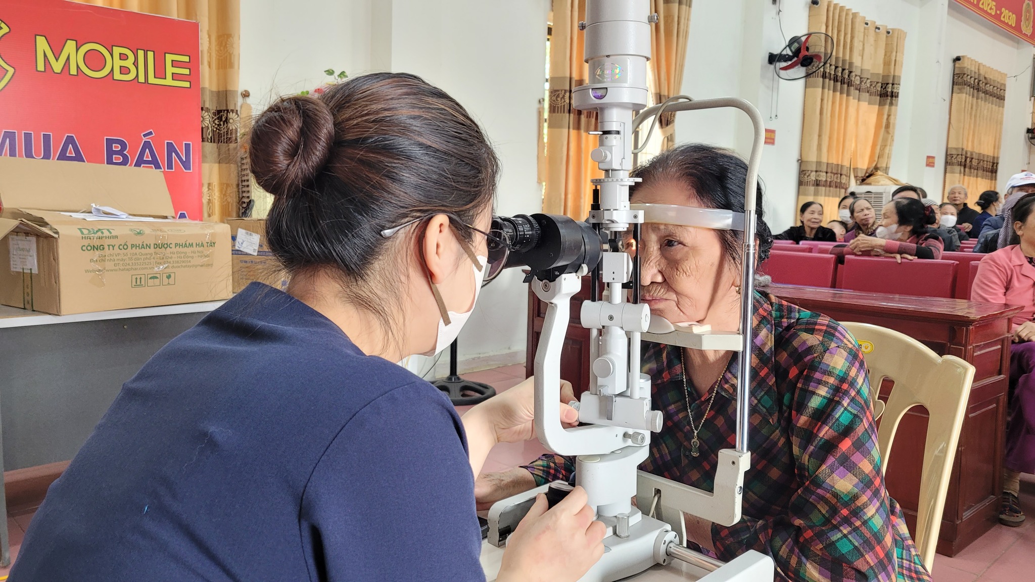 Bệnh viện Mắt Thái Bình: Tổ chức khám mắt và cấp thuốc miễn phí cho người cao tuổi- Ảnh 4.