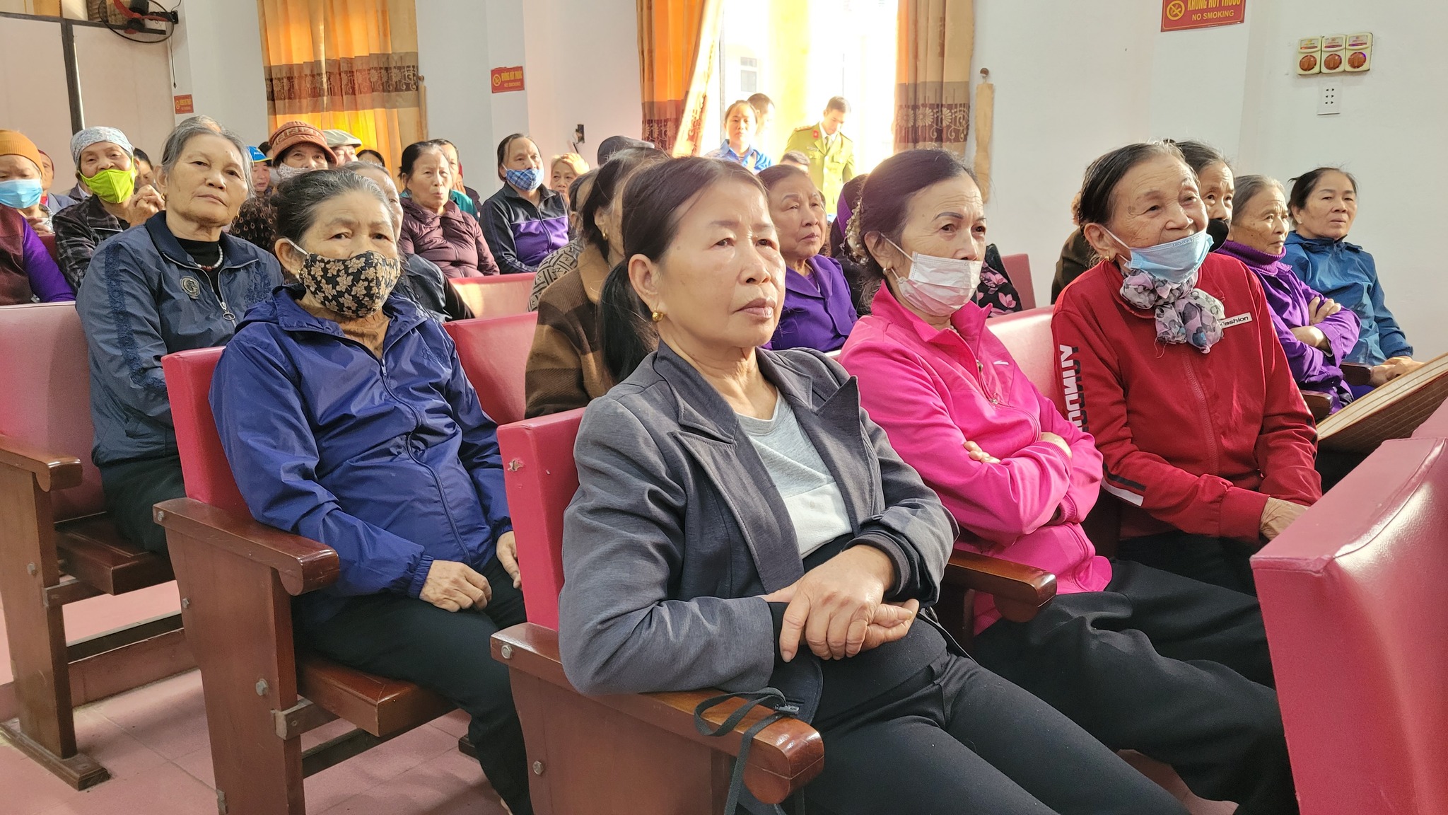 Bệnh viện Mắt Thái Bình: Tổ chức khám mắt và cấp thuốc miễn phí cho người cao tuổi- Ảnh 3.