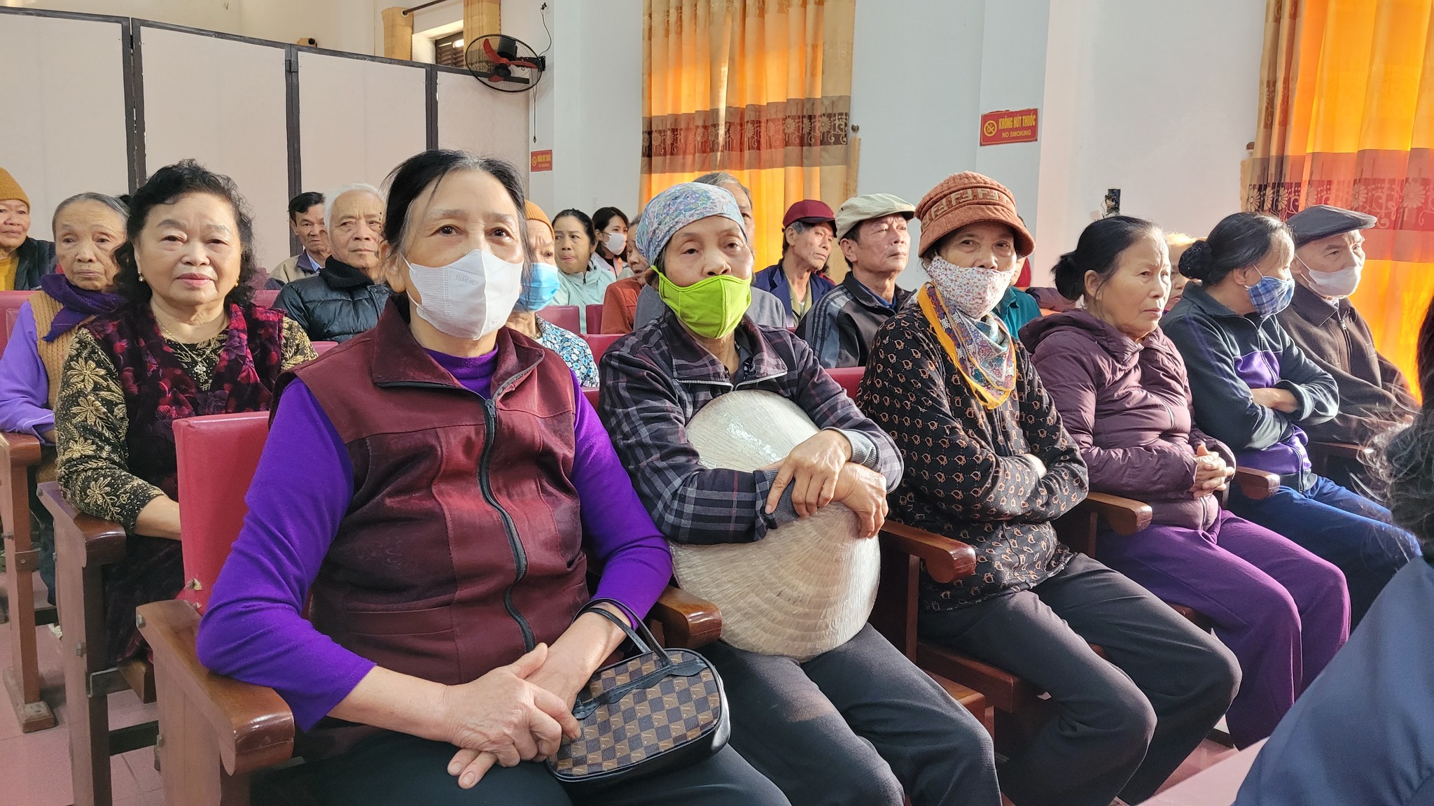 Bệnh viện Mắt Thái Bình: Tổ chức khám mắt và cấp thuốc miễn phí cho người cao tuổi- Ảnh 2.