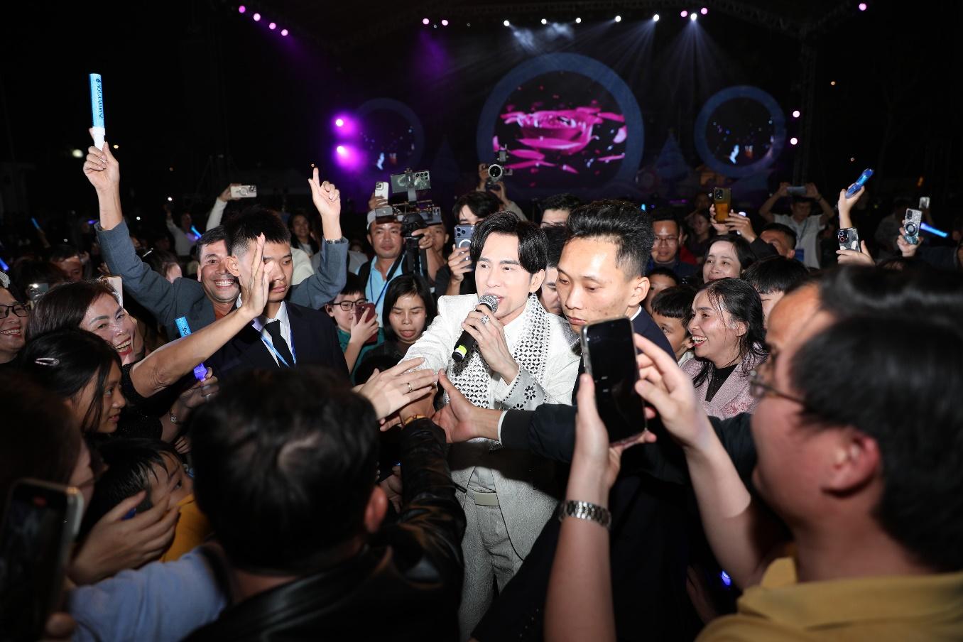 Âm nhạc kết nối cộng đồng trong đêm Giáng sinh ở ROX Living Aquamarine Diễn Châu- Ảnh 9.