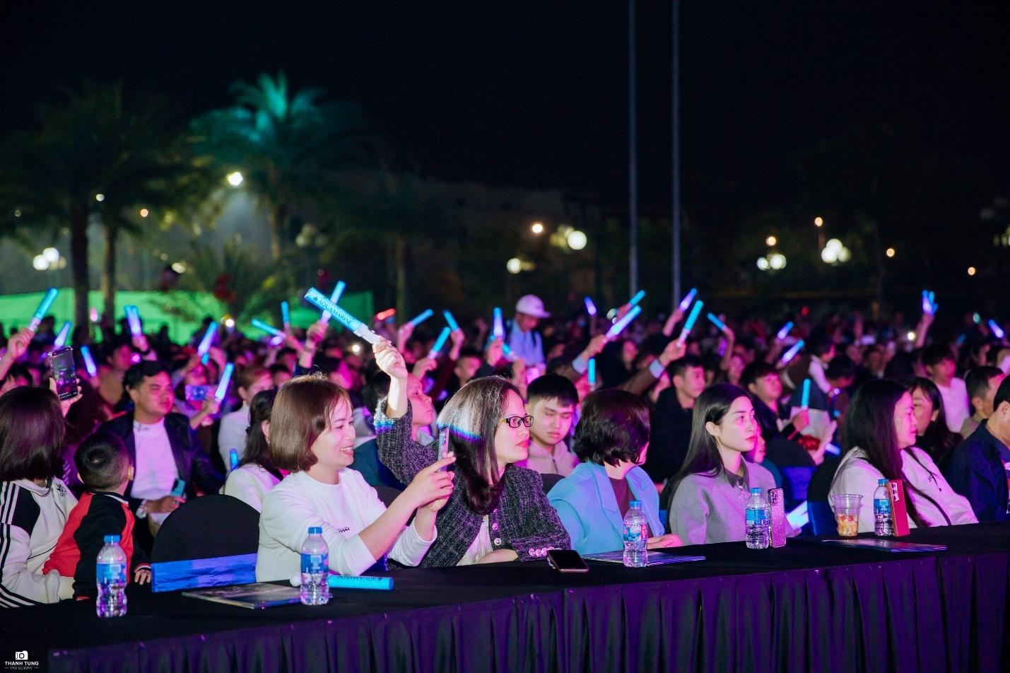 Âm nhạc kết nối cộng đồng trong đêm Giáng sinh ở ROX Living Aquamarine Diễn Châu- Ảnh 12.