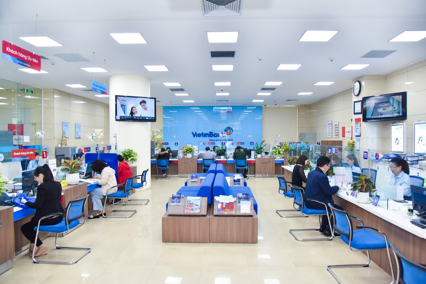 VietinBank tăng vốn điều lệ lên gần 77.670 tỷ đồng sau phát hành cổ phiếu trả cổ tức- Ảnh 1. 4 Khách Hàng Giao Dịch Tại Vietin Bank Ba Đình