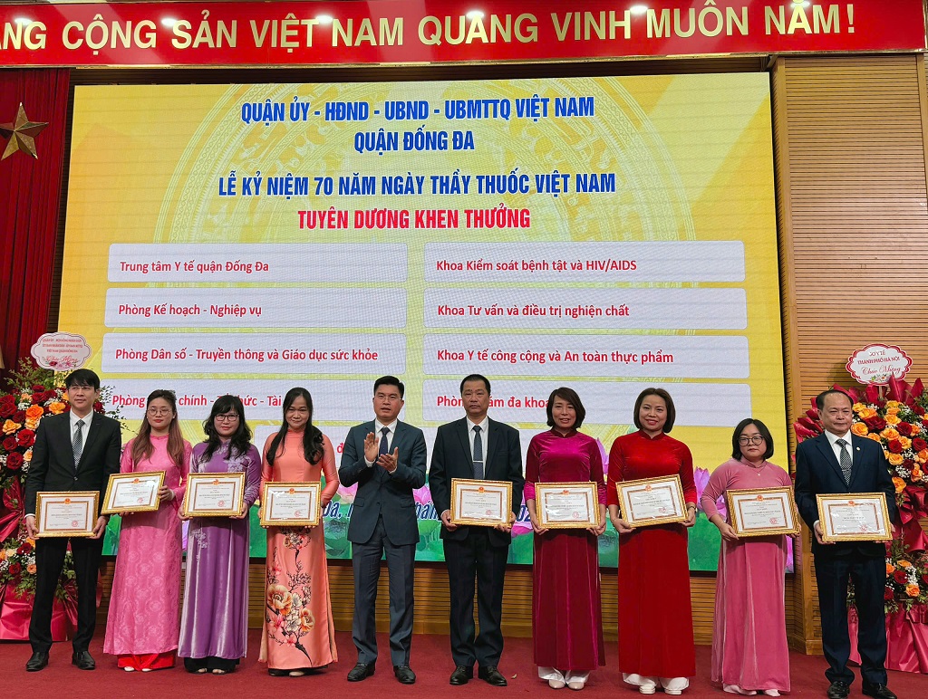 Quận Đống Đa: Biểu dương các tập thể, cá nhân có thành tích xuất sắc trong công tác y tế năm 2024- Ảnh 4.