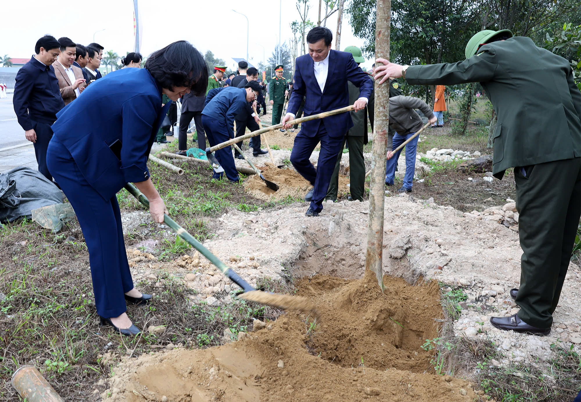 Nghệ An: Lễ phát động "Tết trồng cây đời đời nhớ ơn Bác Hồ" Xuân Ất Tỵ năm 2025- Ảnh 10.