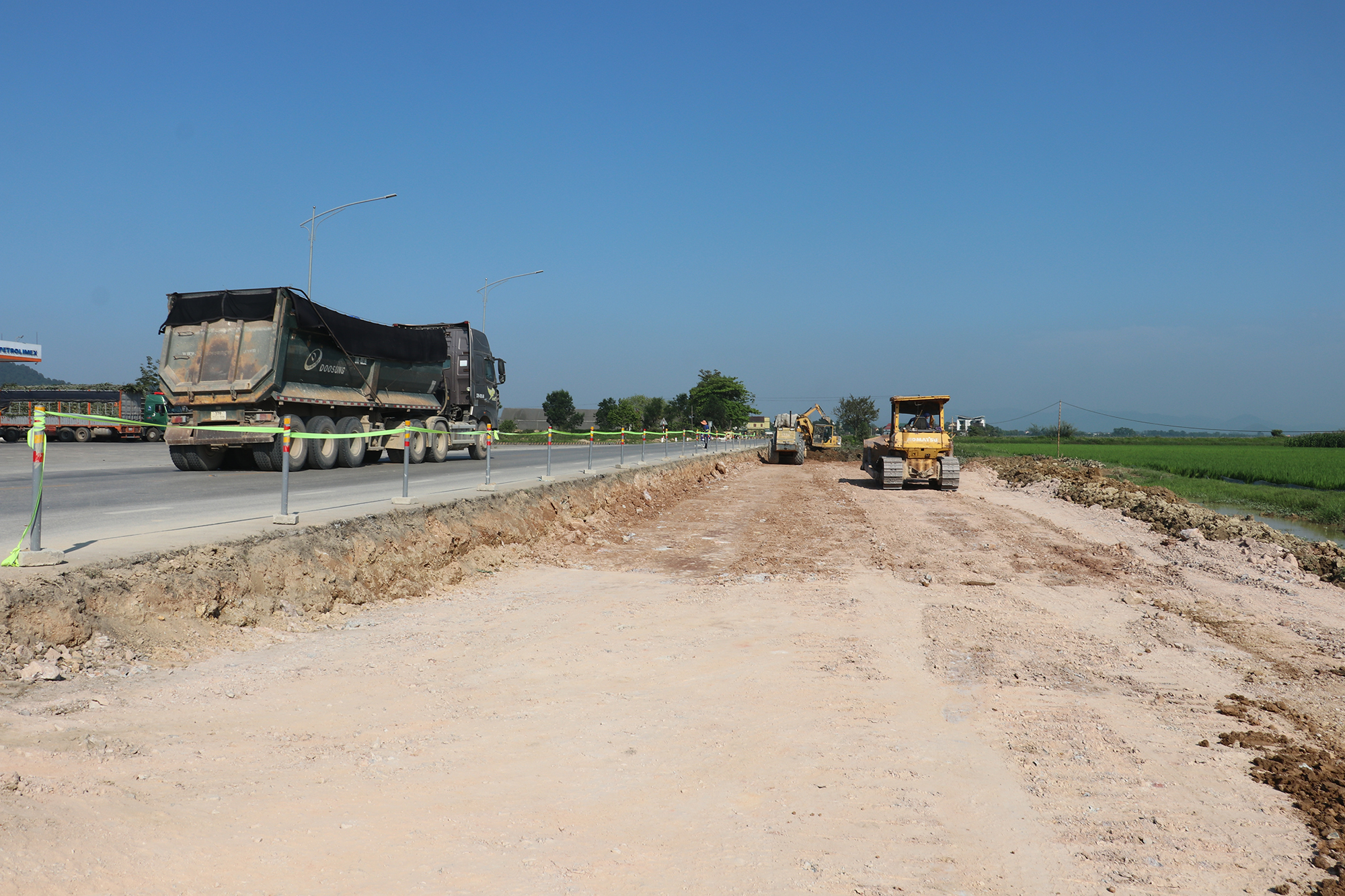 Nghệ An: Đẩy nhanh tốc độ thi công dự án cải tạo, mở rộng Quốc lộ 46 đoạn Vinh - Nam Đàn- Ảnh 1. Nghệ An: Đẩy nhanh tốc độ thi công dự án cải tạo, mở rộng Quốc lộ 46 đoạn Vinh - Nam Đàn- Ảnh 1.