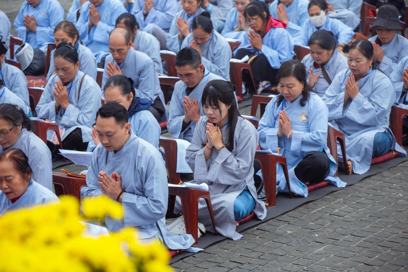 Phật tử hành hương về đỉnh thiêng Fansipan dịp lễ Phật đản 2025- Ảnh 2. Phật tử hành hương về đỉnh thiêng Fansipan dịp lễ Phật đản 2025- Ảnh 2.
