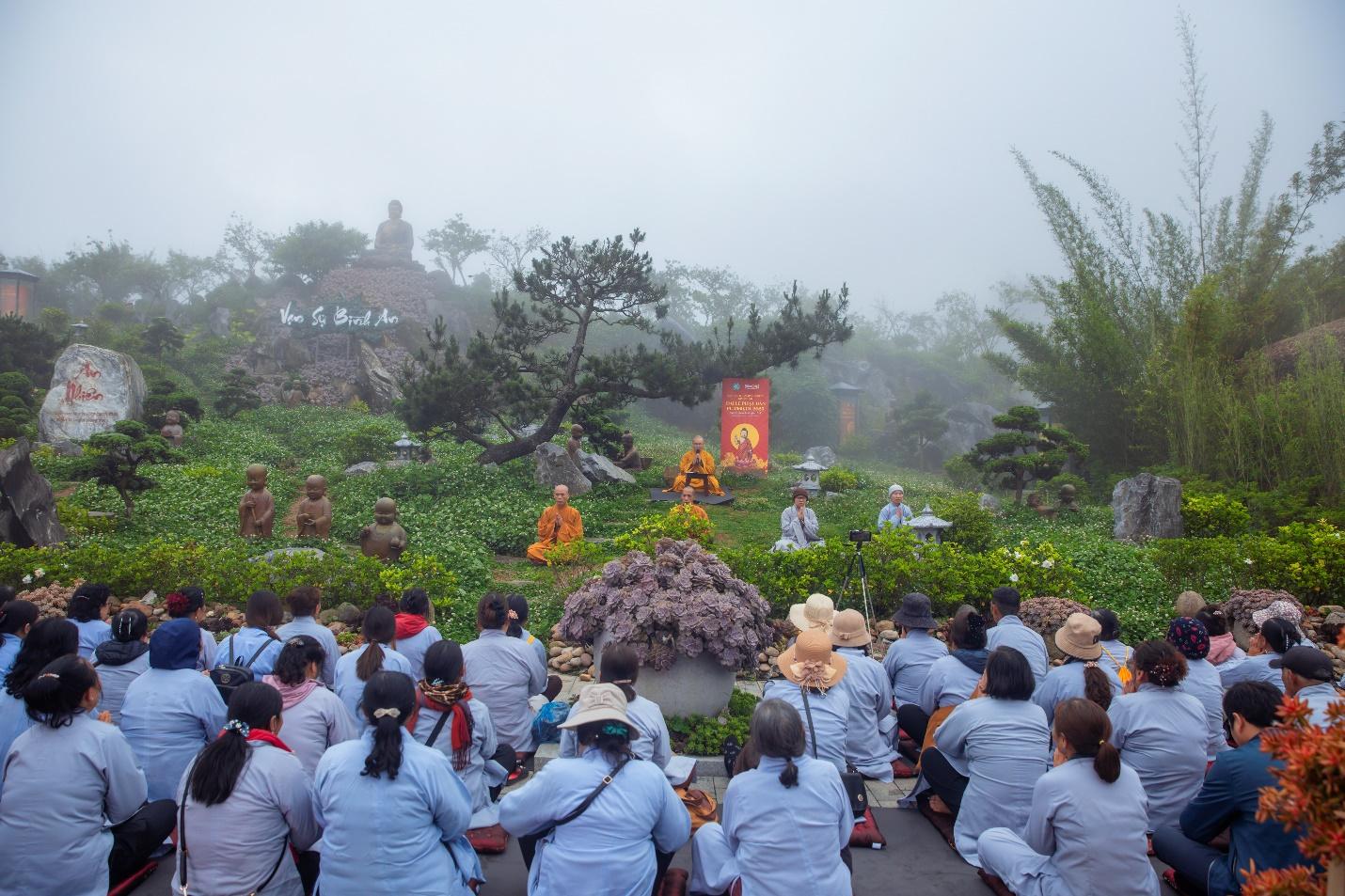 Phật tử hành hương về đỉnh thiêng Fansipan dịp lễ Phật đản 2025- Ảnh 4. Phật tử hành hương về đỉnh thiêng Fansipan dịp lễ Phật đản 2025- Ảnh 4.
