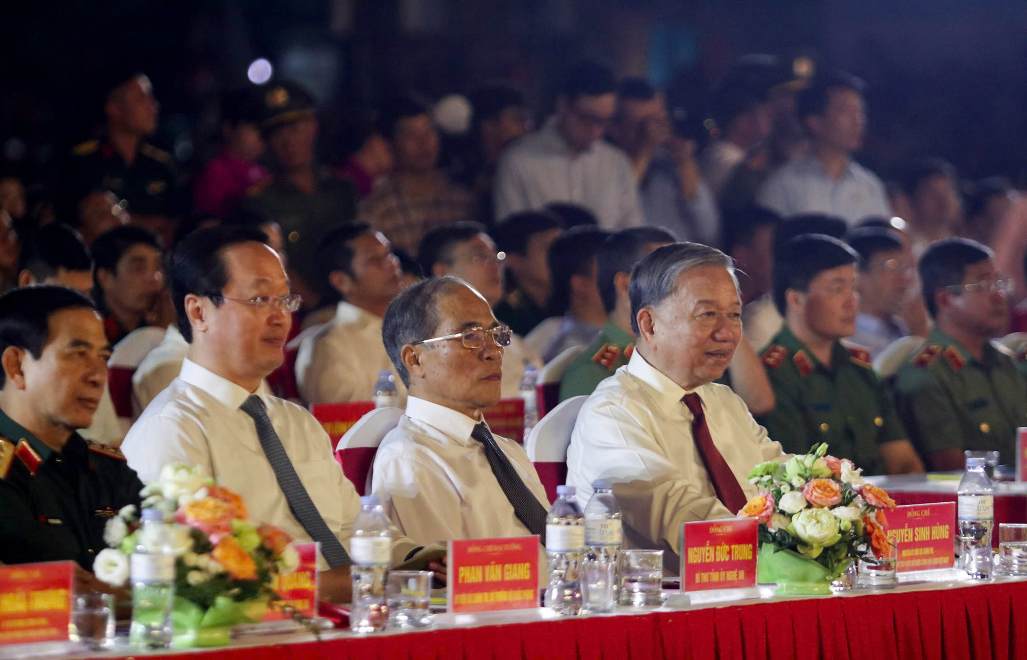 Nghệ An: Khai mạc Lễ hội Làng Sen và khánh thành Tượng đài "Bác Hồ về thăm quê"- Ảnh 2. Nghệ An: Khai mạc Lễ hội Làng Sen và khánh thành Tượng đài "Bác Hồ về thăm quê"- Ảnh 2.