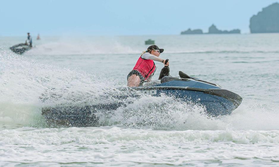 Câu chuyện phía sau màn trình diễn Jetski bắn pháo hoa trên mặt biển sắp diễn ra tại Cát Bà- Ảnh 1. Câu chuyện phía sau màn trình diễn Jetski bắn pháo hoa trên mặt biển sắp diễn ra tại Cát Bà- Ảnh 1.