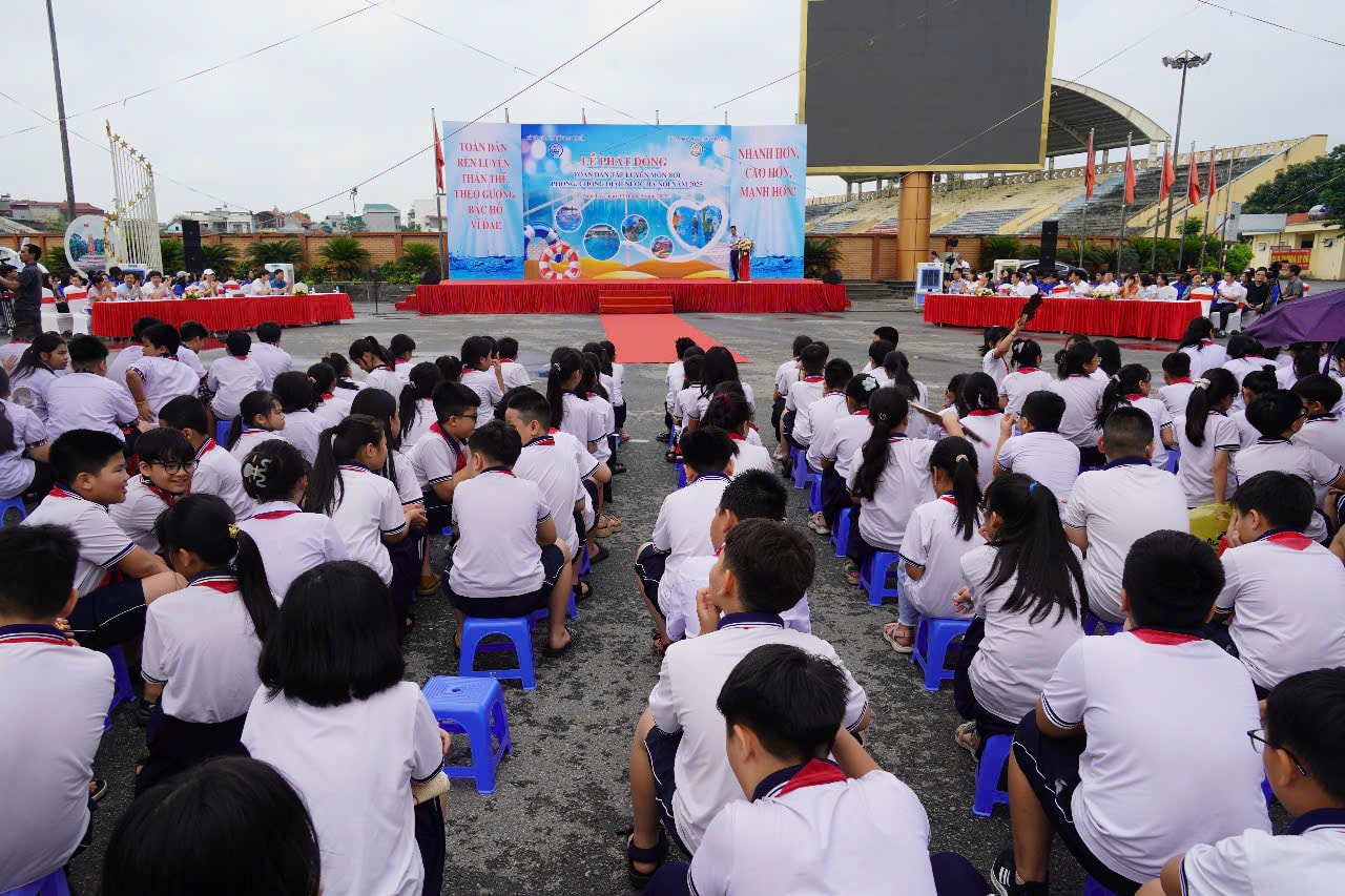 Hà Nội: Gần 2.000 người dự phát động toàn dân tập bơi, phòng, chống đuối nước- Ảnh 1. Hà Nội: Gần 2.000 người dự phát động toàn dân tập bơi, phòng, chống đuối nước- Ảnh 1.