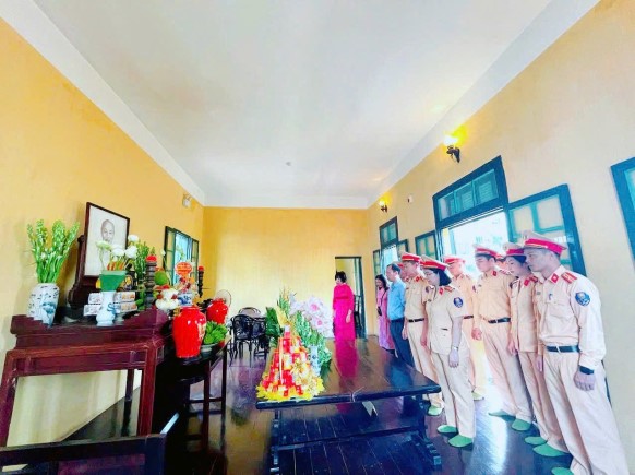 Đội CSGT đường bộ số 7 thăm, tặng quà các em nhỏ có hoàn cảnh khó khăn- Ảnh 1. Đội CSGT đường bộ số 7 thăm, tặng quà các em nhỏ có hoàn cảnh khó khăn- Ảnh 1.