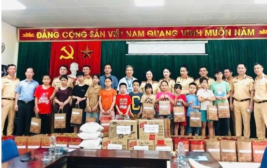 Đội CSGT đường bộ số 7 thăm, tặng quà các em nhỏ có hoàn cảnh khó khăn- Ảnh 2. Đội CSGT đường bộ số 7 thăm, tặng quà các em nhỏ có hoàn cảnh khó khăn- Ảnh 2.