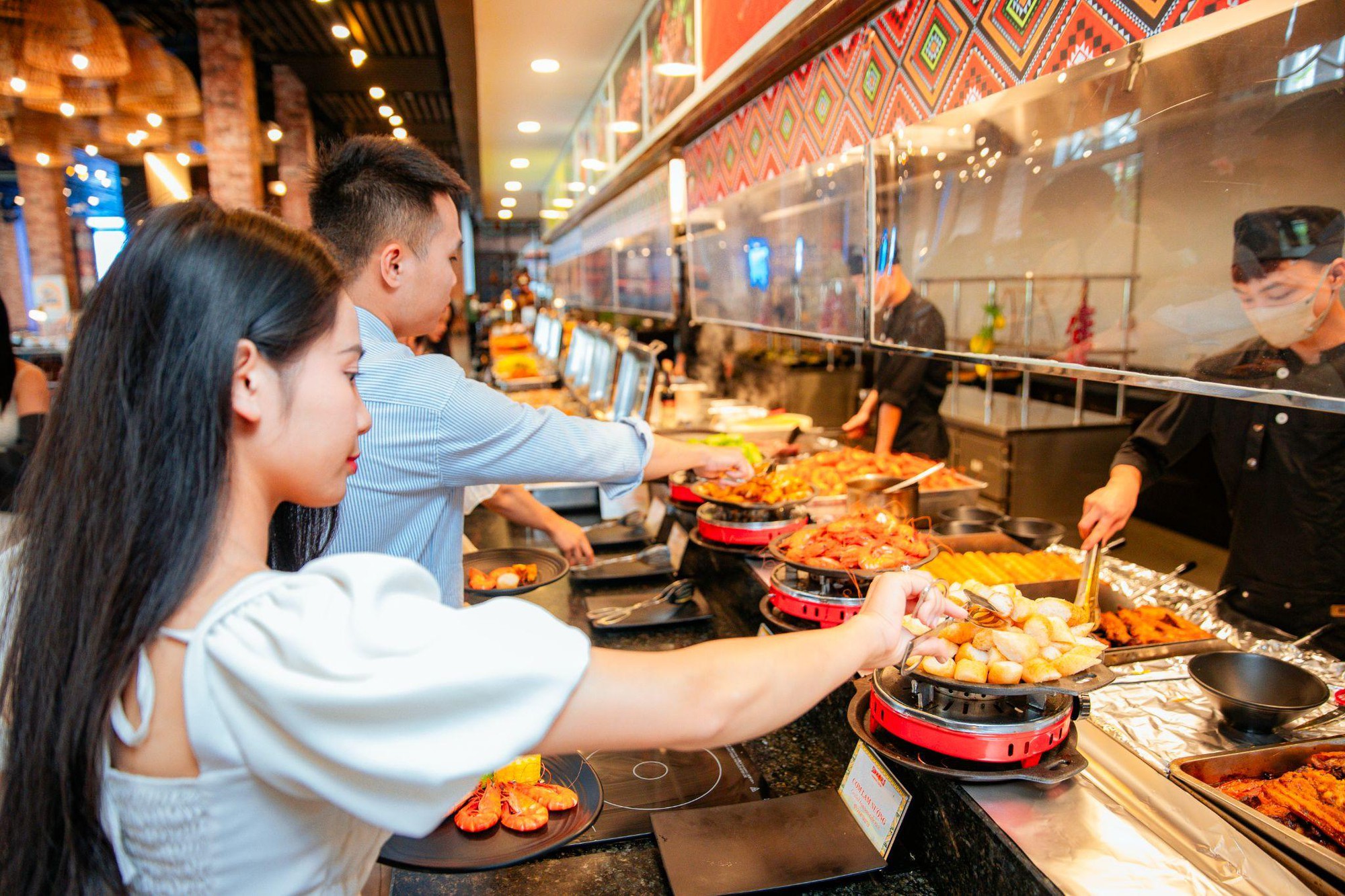Chạm đỉnh Fansipan, thưởng vị Tây Bắc: Mua vé cáp treo tặng ngay buffet tối- Ảnh 2. Chạm đỉnh Fansipan, thưởng vị Tây Bắc: Mua vé cáp treo tặng ngay buffet tối- Ảnh 2.