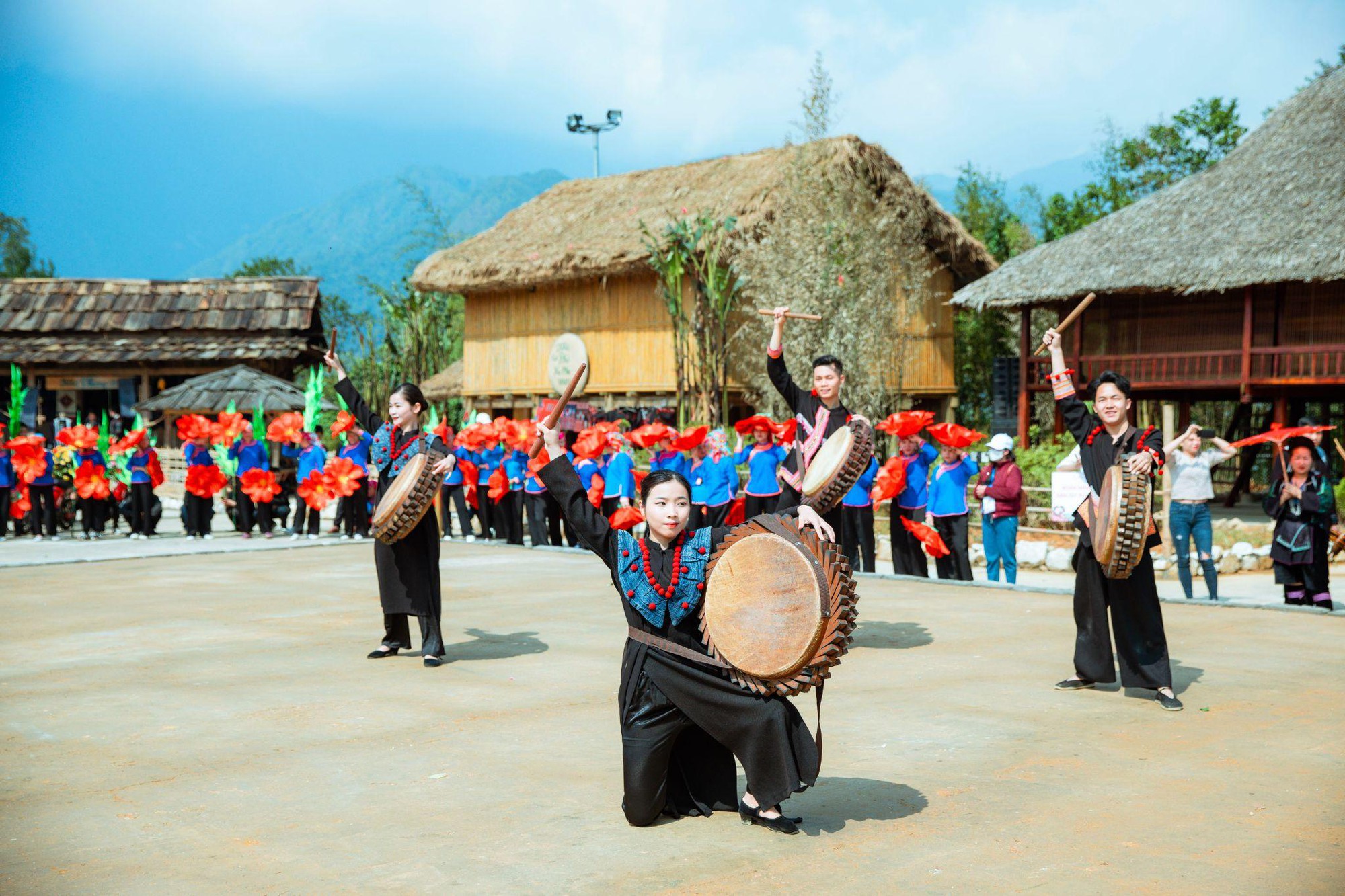 Chạm đỉnh Fansipan, thưởng vị Tây Bắc: Mua vé cáp treo tặng ngay buffet tối- Ảnh 5. Chạm đỉnh Fansipan, thưởng vị Tây Bắc: Mua vé cáp treo tặng ngay buffet tối- Ảnh 5.