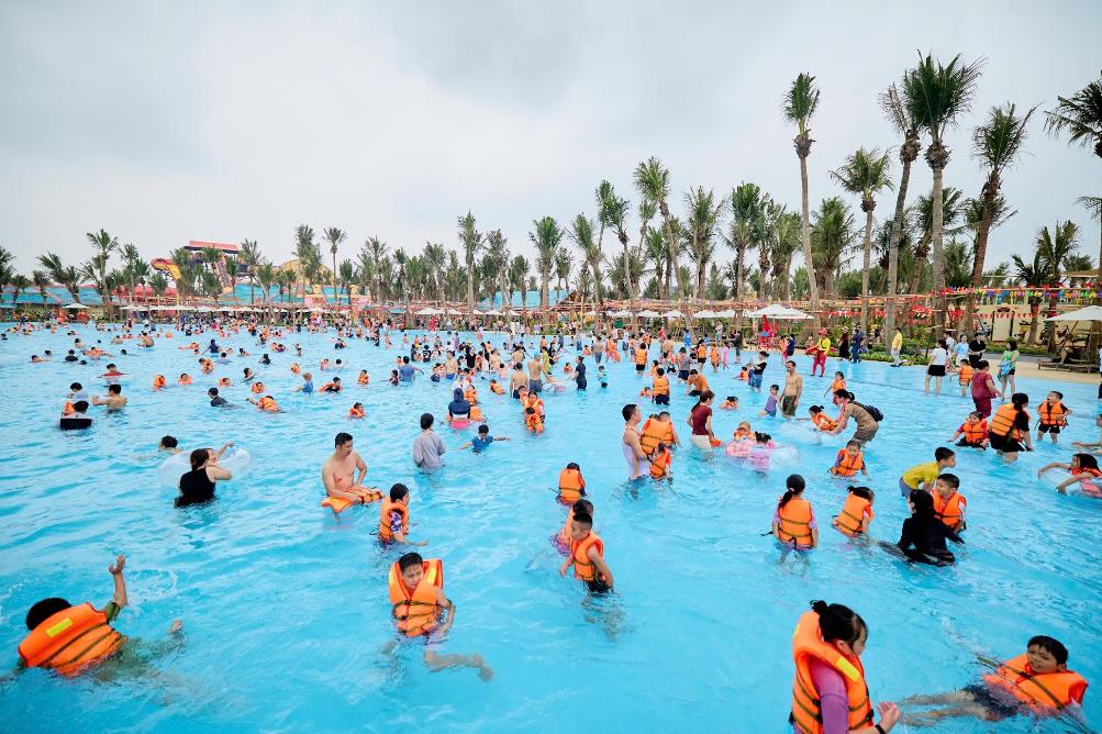 Hàng ngàn du khách nô nức đến Sun World Ha Nam - thiên đường “giải nhiệt” mới tại miền Bắc- Ảnh 3. Hàng ngàn du khách nô nức đến Sun World Ha Nam - thiên đường “giải nhiệt” mới tại miền Bắc- Ảnh 3.