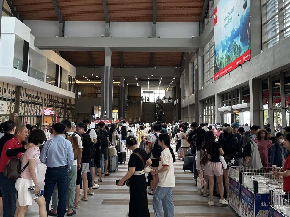 Du khách háo hức trải nghiệm xe điện, tàu cao tốc tới Cát Bà- Ảnh 1. Du khách háo hức trải nghiệm xe điện, tàu cao tốc tới Cát Bà- Ảnh 1.