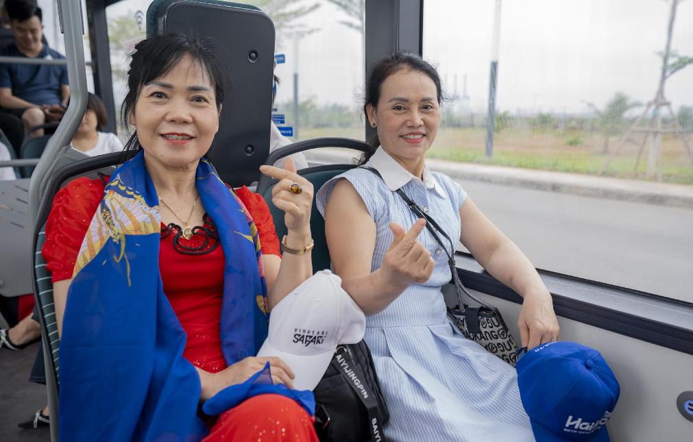 Du khách háo hức trải nghiệm xe điện, tàu cao tốc tới Cát Bà- Ảnh 5. Du khách háo hức trải nghiệm xe điện, tàu cao tốc tới Cát Bà- Ảnh 5.
