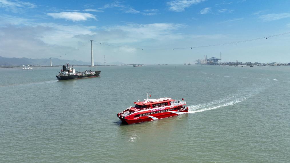 Du khách háo hức trải nghiệm xe điện, tàu cao tốc tới Cát Bà- Ảnh 7. Du khách háo hức trải nghiệm xe điện, tàu cao tốc tới Cát Bà- Ảnh 7.