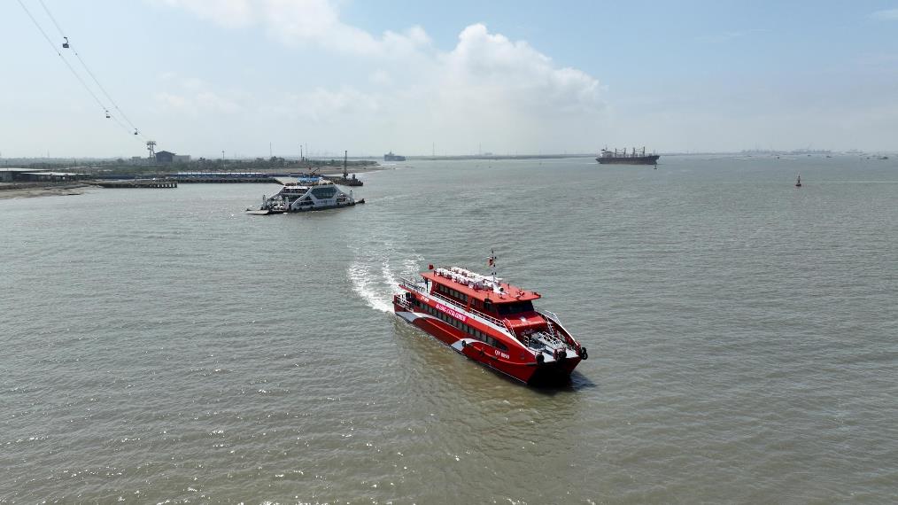 Du khách háo hức trải nghiệm xe điện, tàu cao tốc tới Cát Bà- Ảnh 9. Du khách háo hức trải nghiệm xe điện, tàu cao tốc tới Cát Bà- Ảnh 9.