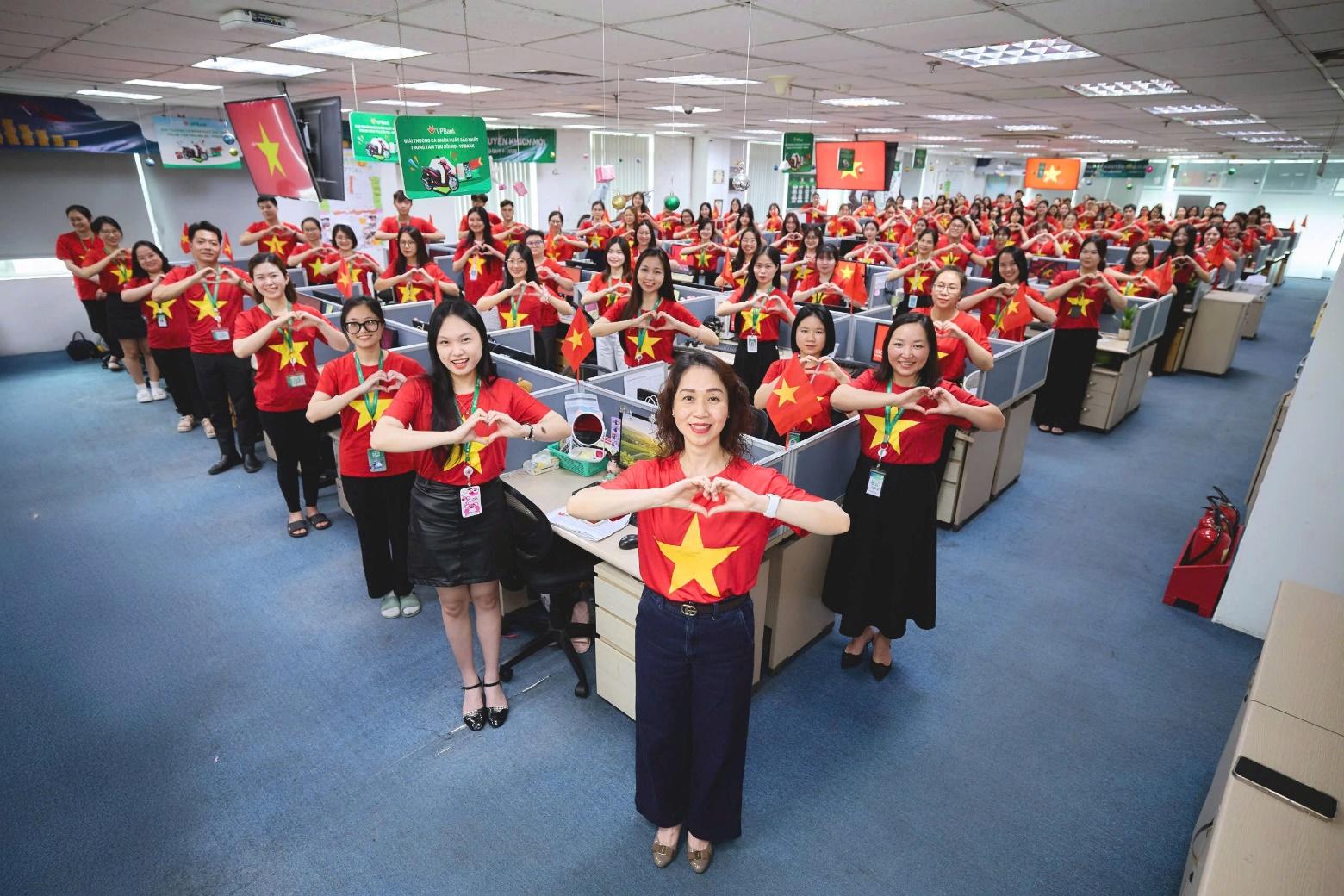 Hàng ngàn VPBanker cùng hòa nhịp Quốc ca, phủ đỏ văn phòng bằng áo cờ tổ quốc- Ảnh 2. Hàng ngàn VPBanker cùng hòa nhịp Quốc ca, phủ đỏ văn phòng bằng áo cờ tổ quốc- Ảnh 2.