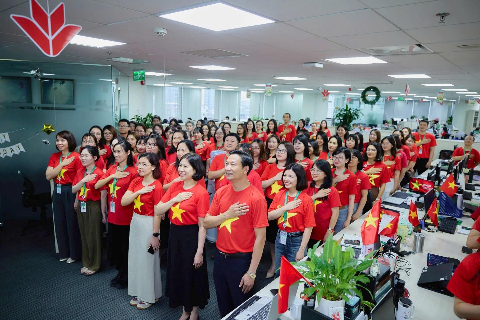 Hàng ngàn VPBanker cùng hòa nhịp Quốc ca, phủ đỏ văn phòng bằng áo cờ tổ quốc- Ảnh 3. Hàng ngàn VPBanker cùng hòa nhịp Quốc ca, phủ đỏ văn phòng bằng áo cờ tổ quốc- Ảnh 3.