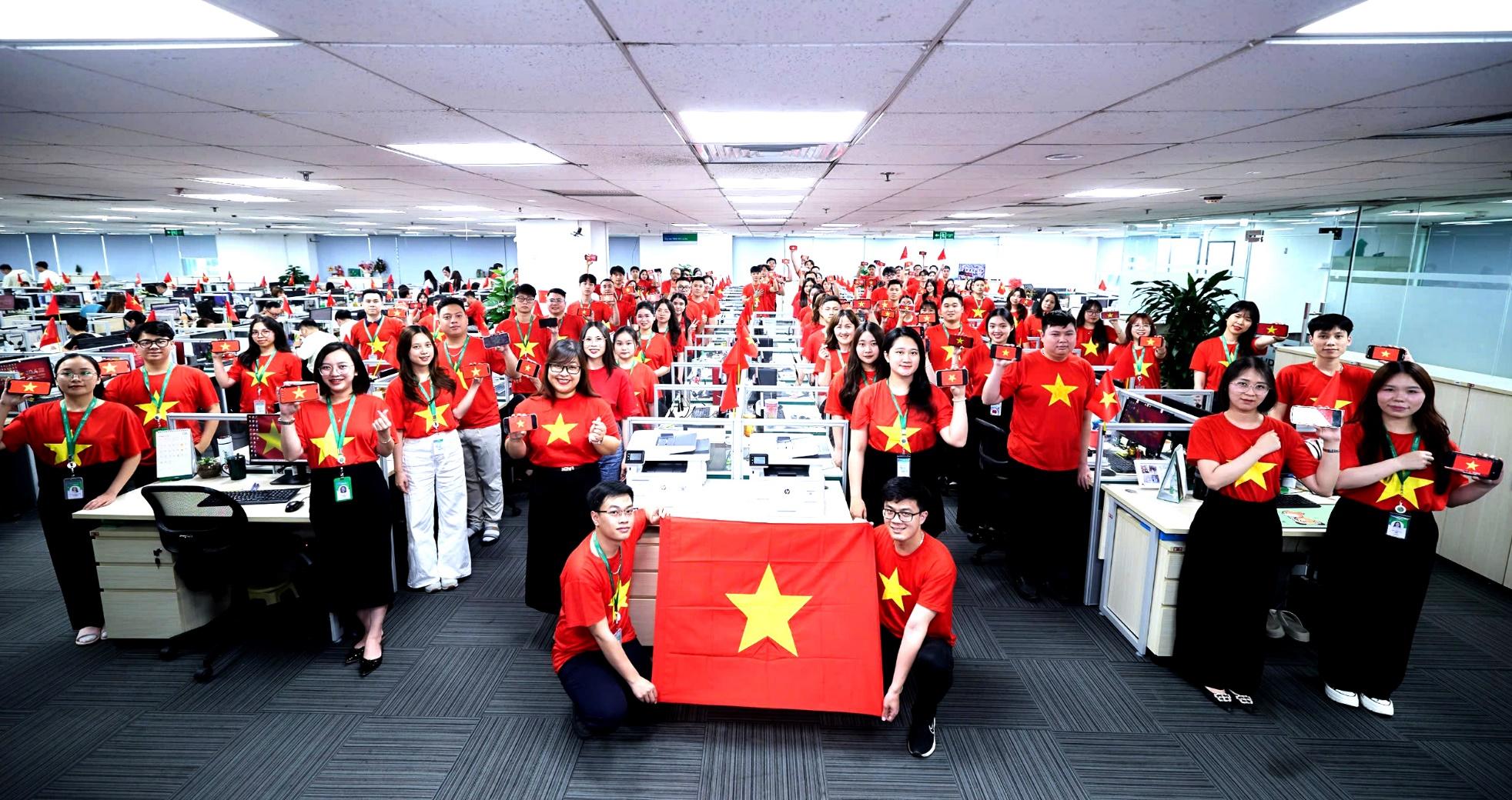 Hàng ngàn VPBanker cùng hòa nhịp Quốc ca, phủ đỏ văn phòng bằng áo cờ tổ quốc- Ảnh 4. Hàng ngàn VPBanker cùng hòa nhịp Quốc ca, phủ đỏ văn phòng bằng áo cờ tổ quốc- Ảnh 4.