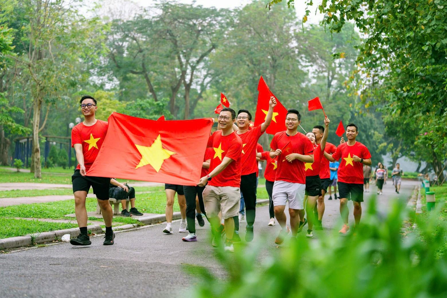 Hàng ngàn VPBanker cùng hòa nhịp Quốc ca, phủ đỏ văn phòng bằng áo cờ tổ quốc- Ảnh 6. Hàng ngàn VPBanker cùng hòa nhịp Quốc ca, phủ đỏ văn phòng bằng áo cờ tổ quốc- Ảnh 6.