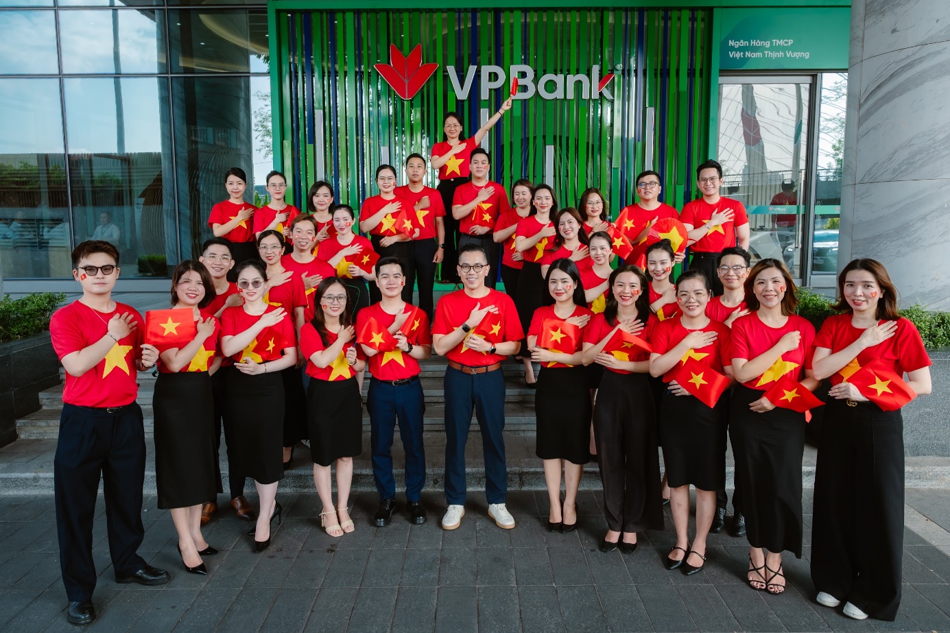 Hàng ngàn VPBanker cùng hòa nhịp Quốc ca, phủ đỏ văn phòng bằng áo cờ tổ quốc- Ảnh 9. Hàng ngàn VPBanker cùng hòa nhịp Quốc ca, phủ đỏ văn phòng bằng áo cờ tổ quốc- Ảnh 9.