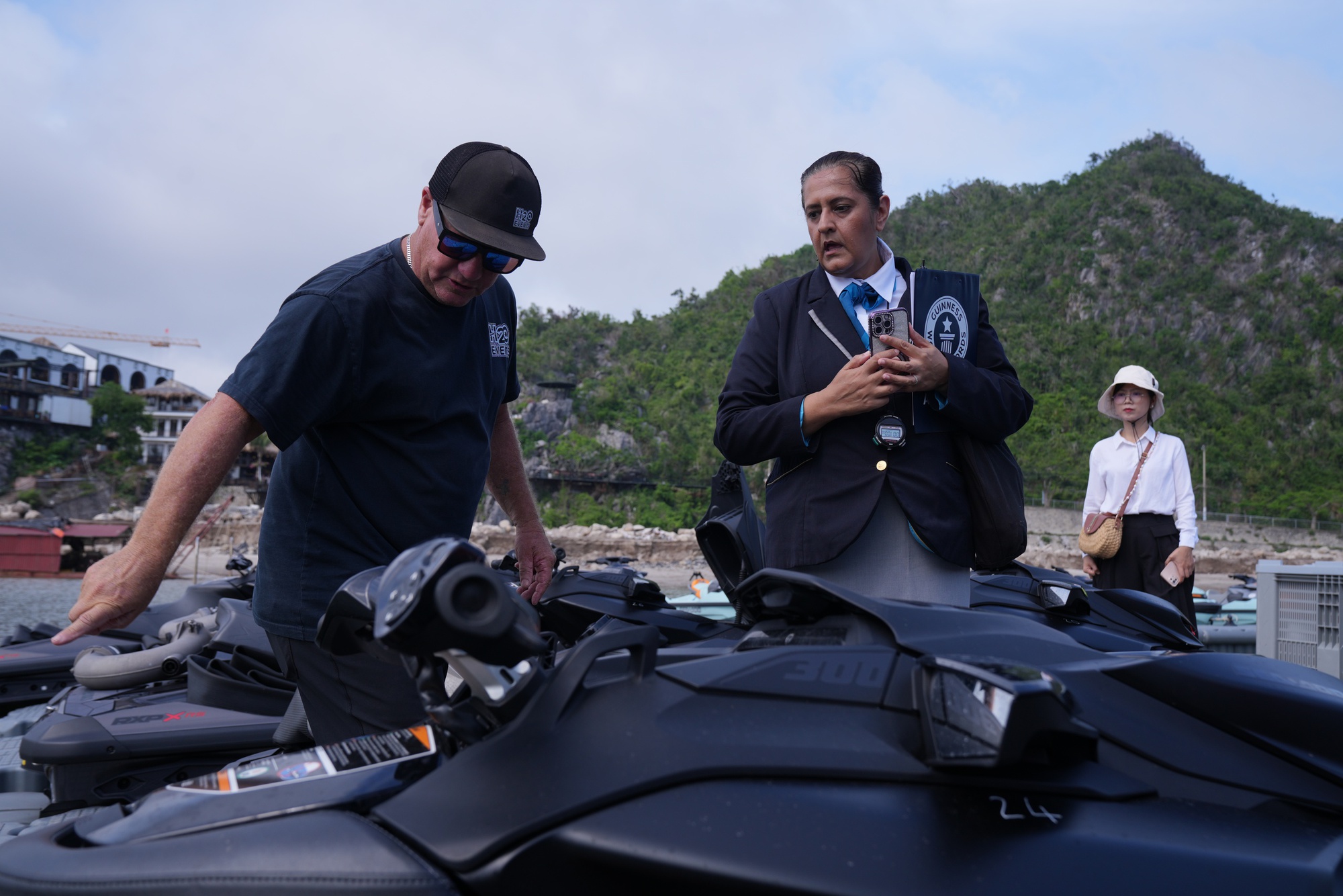 Show diễn jetski bắn pháo hoa tại Cát Bà vượt qua vòng thẩm định Guinness, xác lập hai kỷ lục thế giới trên biển- Ảnh 2. Show diễn jetski bắn pháo hoa tại Cát Bà vượt qua vòng thẩm định Guinness, xác lập hai kỷ lục thế giới trên biển- Ảnh 2.