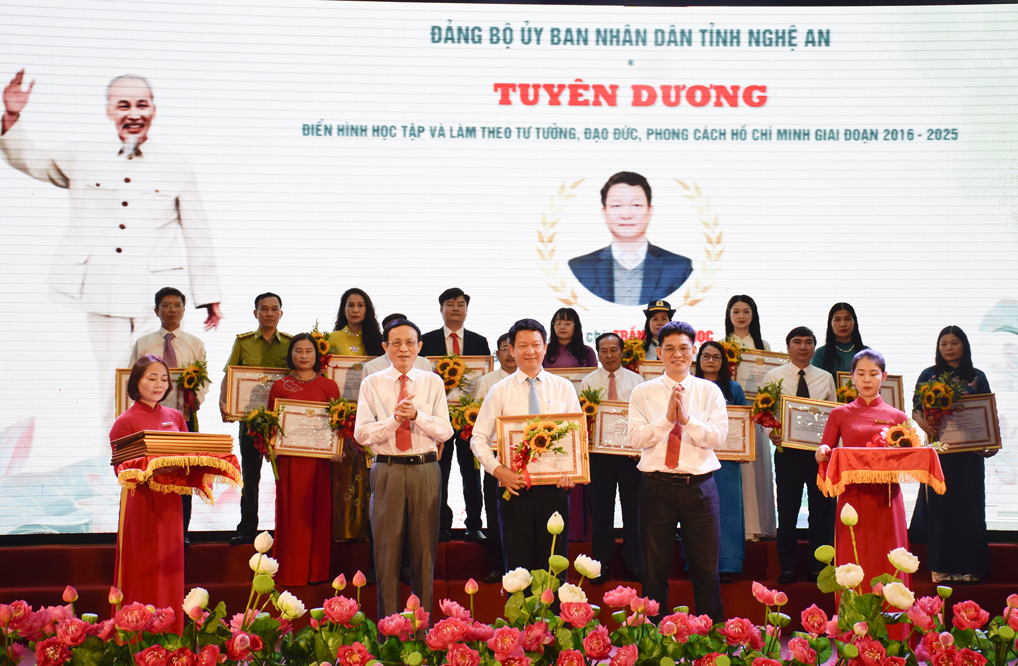 Nghệ An: Tổng kết 10 năm thực hiện Chỉ thị 05-CT/TW về học tập đạo đức, phong cách Hồ Chí Minh- Ảnh 6. Nghệ An: Tổng kết 10 năm thực hiện Chỉ thị 05-CT/TW về học tập đạo đức, phong cách Hồ Chí Minh- Ảnh 6.