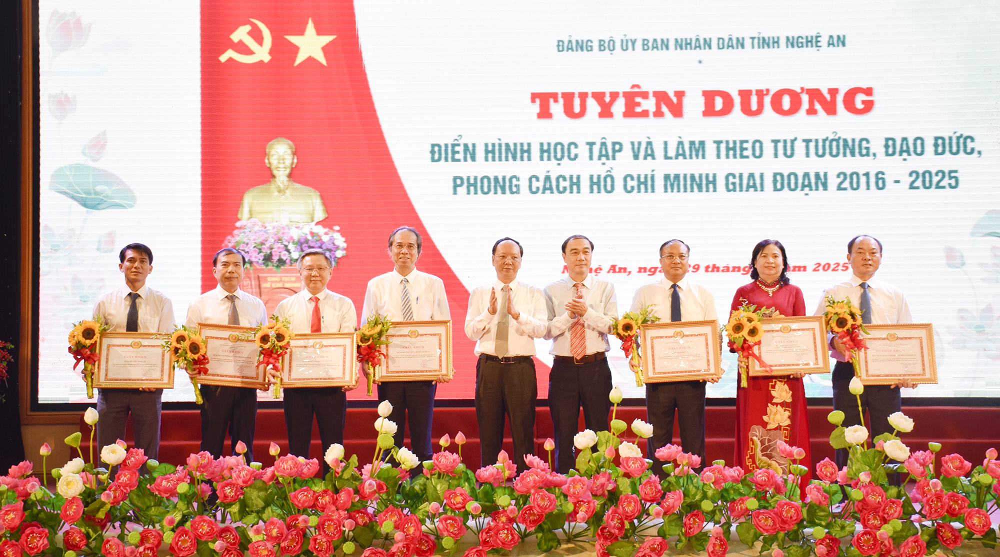 Nghệ An: Tổng kết 10 năm thực hiện Chỉ thị 05-CT/TW về học tập đạo đức, phong cách Hồ Chí Minh- Ảnh 4. Nghệ An: Tổng kết 10 năm thực hiện Chỉ thị 05-CT/TW về học tập đạo đức, phong cách Hồ Chí Minh- Ảnh 4.
