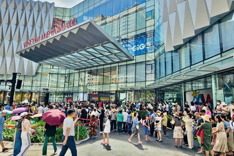 Mặt bằng bán lẻ đường phố hụt hơi trước trung tâm thương mại- Ảnh 1. Mặt bằng bán lẻ đường phố hụt hơi trước trung tâm thương mại- Ảnh 1.