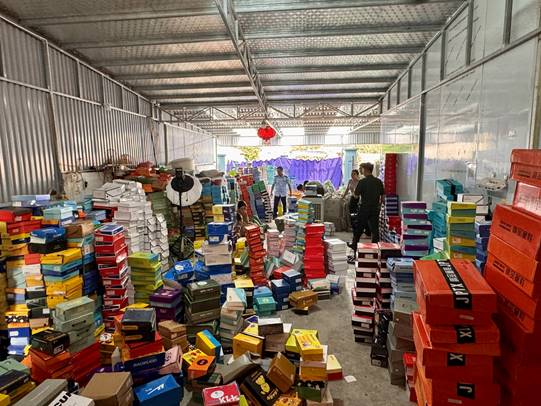 Bất ngờ kiểm tra shop Chao.kids, tạm giữ 5.000 sản phẩm là giầy dép, quần áo trẻ em nghi nhập lậu- Ảnh 1. Bất ngờ kiểm tra shop Chao.kids, tạm giữ 5.000 sản phẩm là giầy dép, quần áo trẻ em nghi nhập lậu- Ảnh 1.