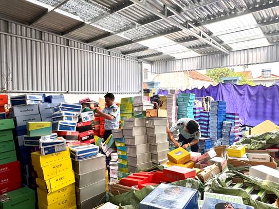 Bất ngờ kiểm tra shop Chao.kids, tạm giữ 5.000 sản phẩm là giầy dép, quần áo trẻ em nghi nhập lậu- Ảnh 3. Bất ngờ kiểm tra shop Chao.kids, tạm giữ 5.000 sản phẩm là giầy dép, quần áo trẻ em nghi nhập lậu- Ảnh 3.