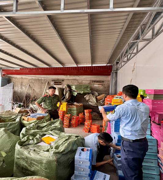 Bất ngờ kiểm tra shop Chao.kids, tạm giữ 5.000 sản phẩm là giầy dép, quần áo trẻ em nghi nhập lậu- Ảnh 2. Bất ngờ kiểm tra shop Chao.kids, tạm giữ 5.000 sản phẩm là giầy dép, quần áo trẻ em nghi nhập lậu- Ảnh 2.