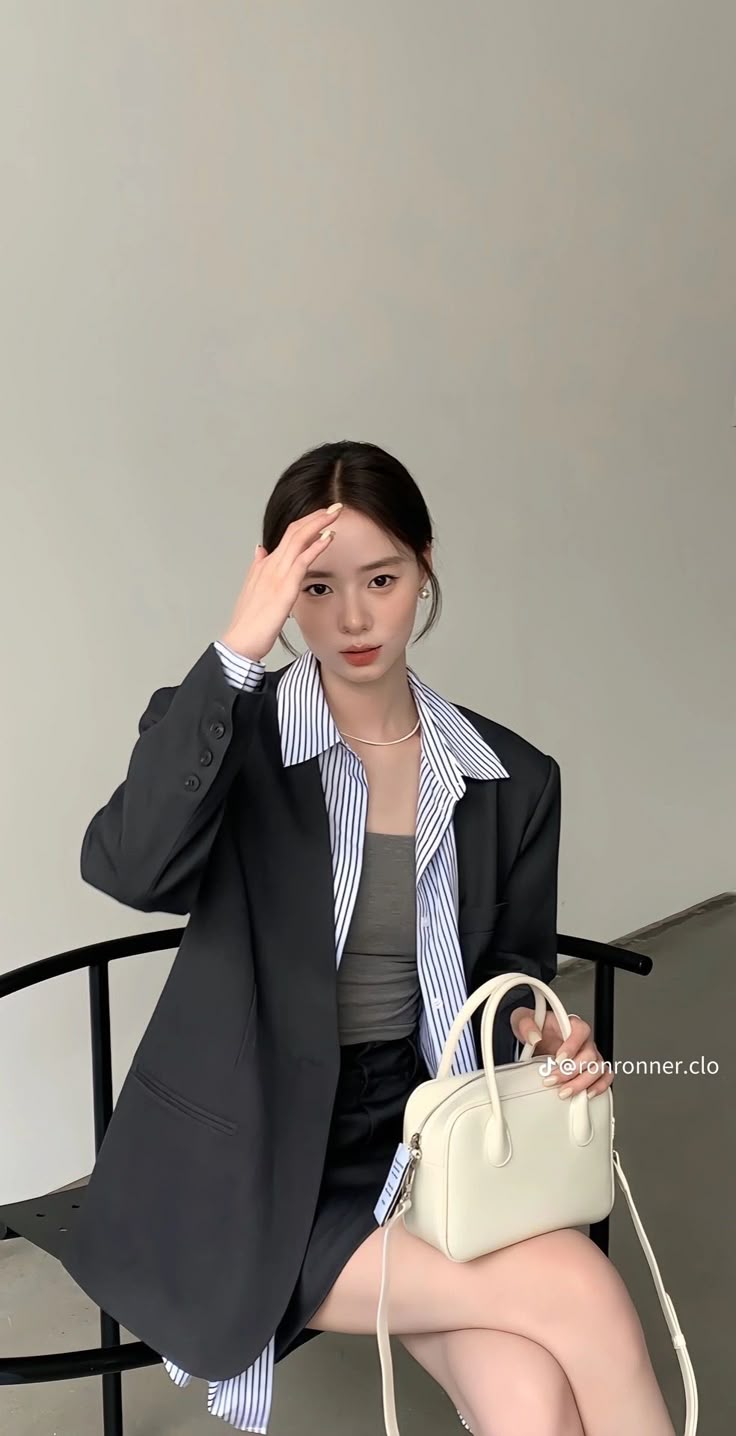 Có 1 kiểu áo quốc dân, dù diện đi làm hay đi chơi đều "tuyệt đối thanh lịch"!- Ảnh 35. Có 1 kiểu áo quốc dân, dù diện đi làm hay đi chơi đều "tuyệt đối thanh lịch"!- Ảnh 35.